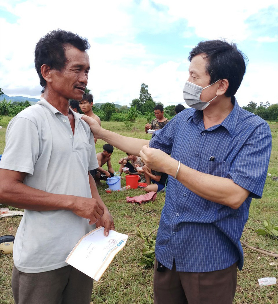  Ông Nguyễn Ngọc Ngô-Phó Chủ tịch thường trực UBND huyện Phú Thiện thăm hỏi và động viên gia đình ông Nay Puih. Ảnh: Đinh Yến