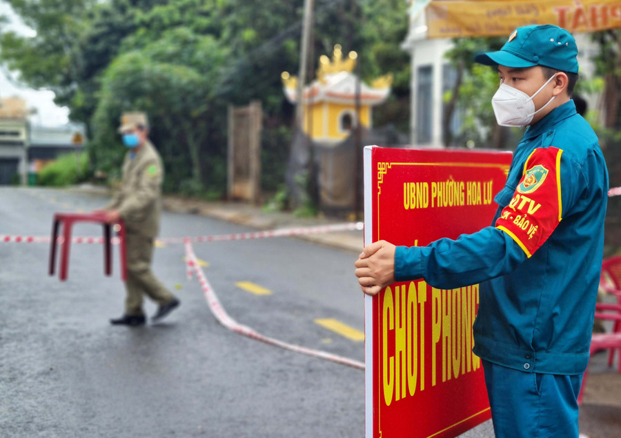 Lực lượng chức năng tiến hành gỡ chốt phong tỏa ngã ba Hoàng Văn Thái - Bùi Dự (tổ 11, phường Hoa Lư, TP.Pleiku). Ảnh: Bá Bính