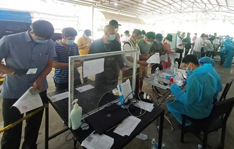 Người vào Lâm Đồng phải ký cam kết phòng chống Covid-19. Ảnh: Gia Bình