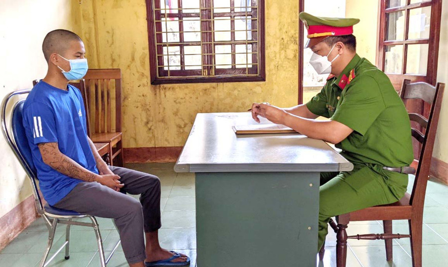 Công an huyện Chư Păh lấy lời khai đối tượng Rơ Châm Ving. Ảnh: Hữu Trường Công an huyện Chư Păh lấy lời khai đối tượng Rơ Châm Ving. Ảnh: Hữu Trường