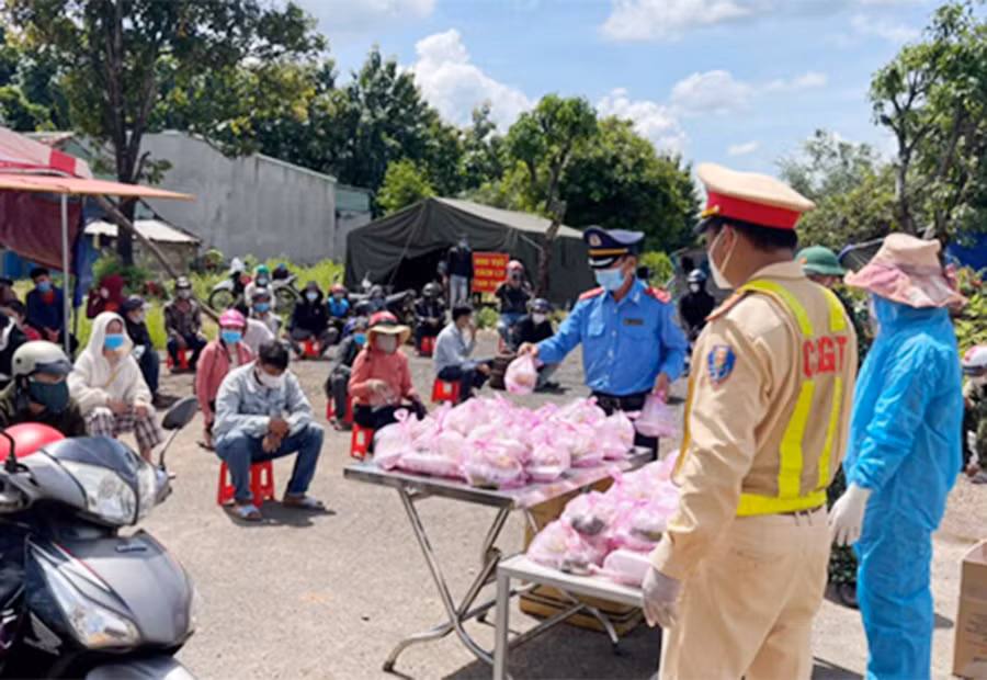 Lực lượng làm nhiệm vụ tại chốt kiểm soát dịch Covid-19 khu vực cầu 110 (huyện Chư Pưh) cùng hỗ trợ nhóm thiện nguyện phát cơm cho người dân. Ảnh: Nguyễn Thị Nguyệt Lực lượng chức năng cùng hỗ trợ phát cơm cho bà con. Ảnh: T.N