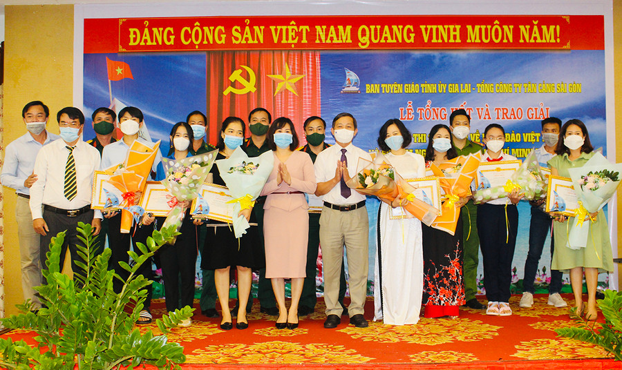 Ban tổ chức chụp hình lưu niệm với các cá nhân đạt giải của cuộc thi. Ảnh: Phan Lài Ban tổ chức chụp hình với các cá nhân đạt giải của cuộc thi. Ảnh: Phan Lài