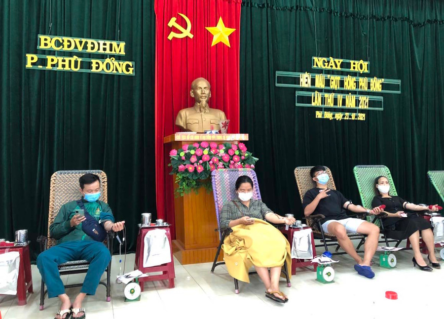 Đông đảo tầng lớp nhân dân phường Phù Đổng tham gia Hiến máu tình nguyện. Ảnh: Hồng Ngọc