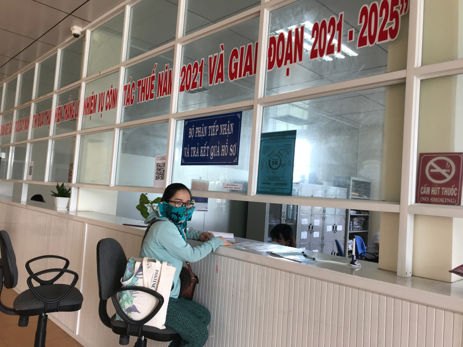 Người dân đến giao dịch tại Chi cục Thuế khu vực An Khê-Đak Pơ-Kông Chro. Ảnh: Nguyễn Diệp