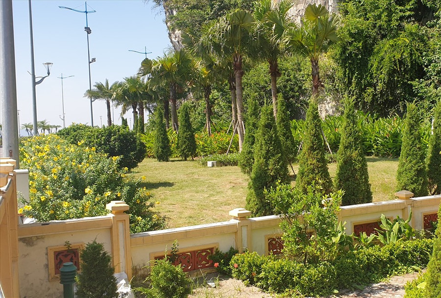 Khu vực này được đổ đất nâng nền lên ít nhất 2m, đã vùi lấp bài thơ khắc trên vách núi của Nguyễn Cẩn. Ảnh: Nguyễn Hùng