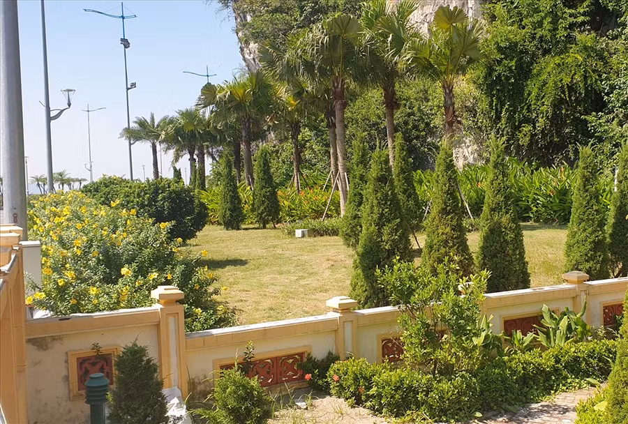 Khu vực này được đổ đất nâng nền lên ít nhất 2m, đã vùi lấp bài thơ khắc trên vách núi của Nguyễn Cẩn. Ảnh: Nguyễn Hùng