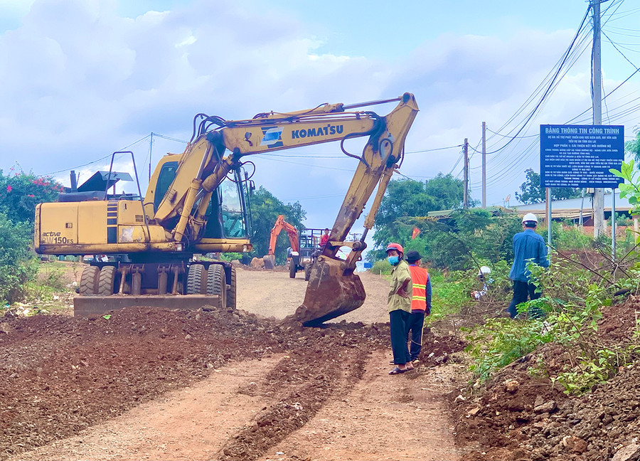 Thi công tỉnh lộ 665 (huyện Chư Prông). Ảnh: Hà Duy