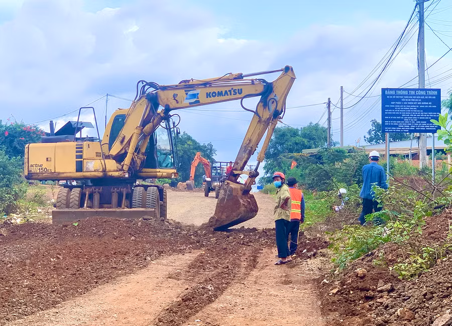 Thi công tỉnh lộ 665 (huyện Chư Prông). Ảnh: Hà Duy