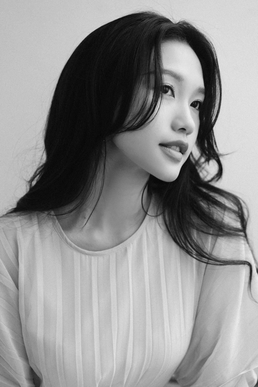 Người đẹp cho biết: "Là một người được công chúng quan tâm yêu mến, việc khán giả tìm hiểu công việc, cuộc sống hay tình cảm là một điều rất bình thường. My cũng rất vui vì sự quan tâm ấy. Chuyện riêng tư của bản thân thì hiện tại cũng có lúc mưa lúc nắng như bao bạn gái cùng trang lứa thôi". Ảnh: NVCC Người đẹp cho biết: