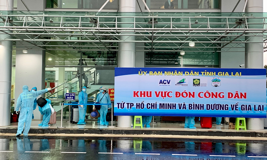 Phân luồng công dân để đưa về khu cách ly tập trung vào ngày 23-7 trên chuyến bay đón công dân mang số hiệu QH9812 của Hãng Hàng không Tre Việt (Bamboo Airways). Ảnh: Như Nguyện Phân luồng công dân để đưa về khu cách ly tập trung vào ngày 23-7 trên chuyến bay mang số hiệu QH9812 của Hãng Hàng không Tre Việt (Bamboo Airways). Ảnh: Như Nguyện