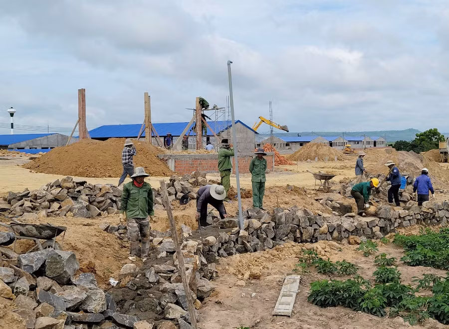  Thi công Dự án trang trại chăn nuôi heo của Công ty cổ phần nông nghiệp công nghệ cao Ricky Farm 79 (xã Ia Sol, huyện Phú Thiện). Ảnh: Kim Linh