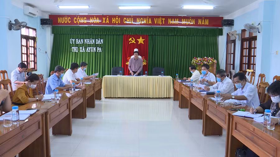 Đoàn giám sát của Thường trực HĐND tỉnh làm việc với UBND thị xã AyunPa. Ảnh: Phúc Lâm