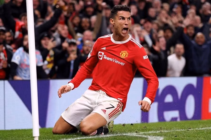 Thảm cỏ Old Trafford lại một lần nữa in dấu trượt của Ronaldo. Ảnh: Champions League.