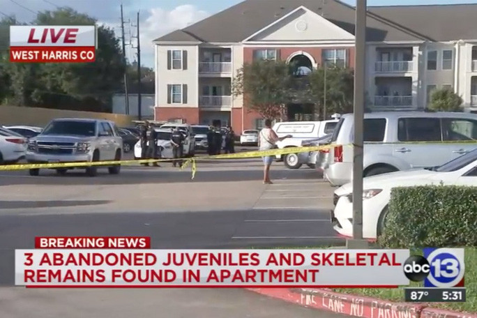 Cảnh sát tại hiện trường căn hộ phát hiện vụ việc gây sốc. Ảnh: ABC13