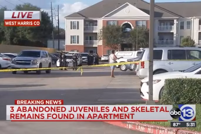 Cảnh sát tại hiện trường căn hộ phát hiện vụ việc gây sốc. Ảnh: ABC13