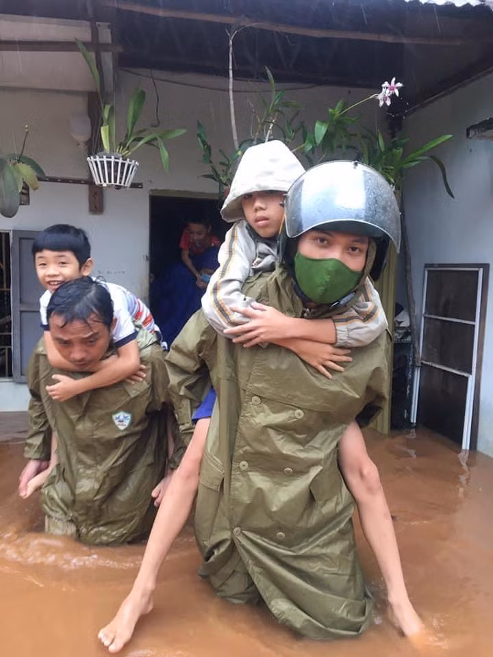 Phòng Cảnh sát phòng cháy chữa cháy và cứu nạn cứu hộ, Công an tỉnh tổ chức di tản một số hộ dân bị ngập lụt tại hẻm 11 Nguyễn Viết Xuân (TP. Pleiku). Ảnh: Văn Tám