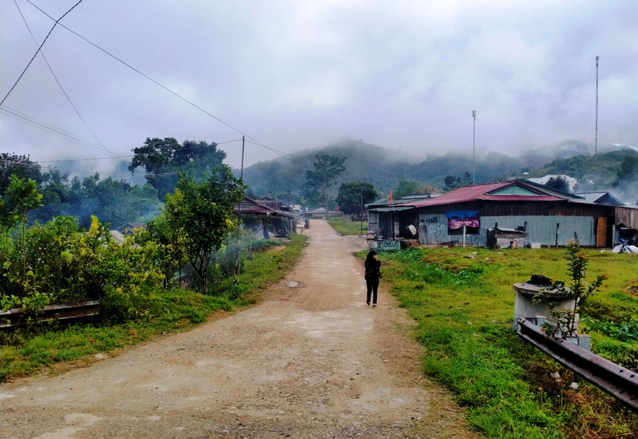Buổi sáng sớm, Mường Hoong mờ ảo trong sương và khói bếp. Ảnh: T.H Buổi sáng sớm, Mường Hoong mờ ảo trong sương và khói bếp. Ảnh: T.H