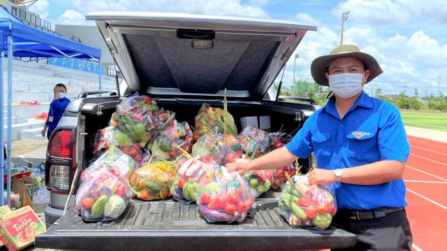 Anh Nguyễn Huỳnh Nguyên Vỹ với các hoạt động hỗ trợ thanh niên công nhân khó khăn. Ảnh: Nguyễn Hậu