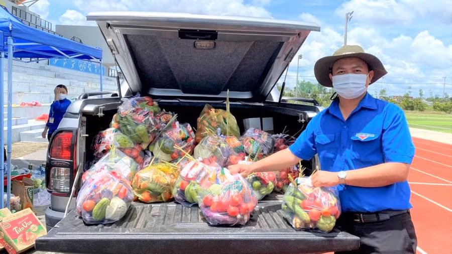 Anh Nguyễn Huỳnh Nguyên Vỹ với các hoạt động hỗ trợ thanh niên công nhân khó khăn. Ảnh: Nguyễn Hậu