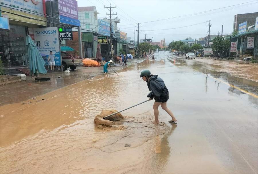 Người dân dọn bùn đất, rác rưởi sau mưa. Ảnh: Trùng Dương