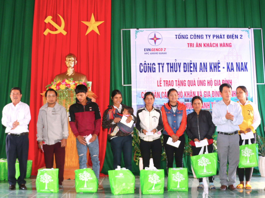 Công ty Thủy điện An Khê-Ka Nak tặng quà cho gia đình chính sách ở xã Tú An (thị xã An Khê) nhân dịp Tết Nguyên đán 2021. Ảnh: Thu Hoài