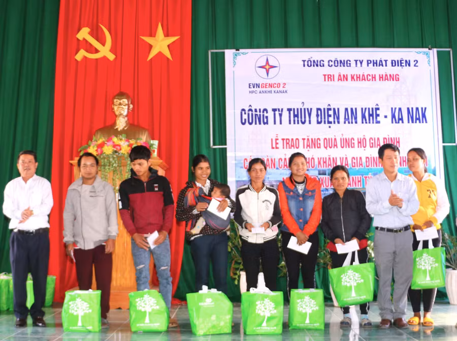 Công ty Thủy điện An Khê-Ka Nak tặng quà cho gia đình chính sách ở xã Tú An (thị xã An Khê) nhân dịp Tết Nguyên đán 2021. Ảnh: Thu Hoài