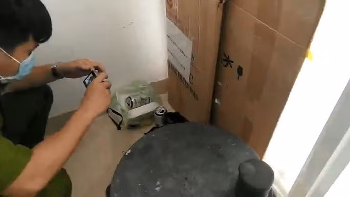 Công an khám nghiệm hiện trường vụ người đàn ông rơi lầu tử vong ở quận Tân Phú - ảnh HT