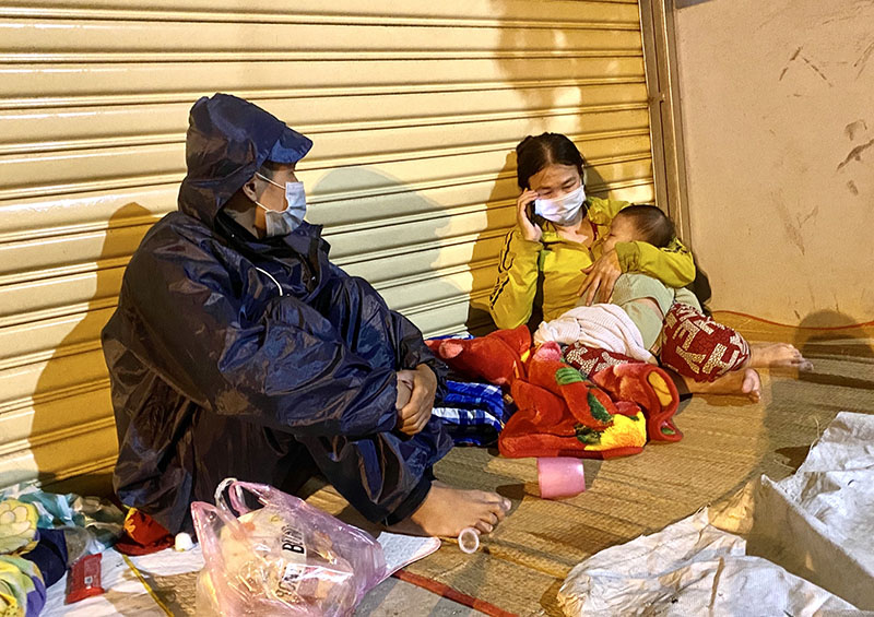 Bà Lê Thị Bảy cùng cháu gái 14 tháng tuổi trú tạm bên hiên nhà trên đường quốc lộ qua TP Quảng Ngãi.