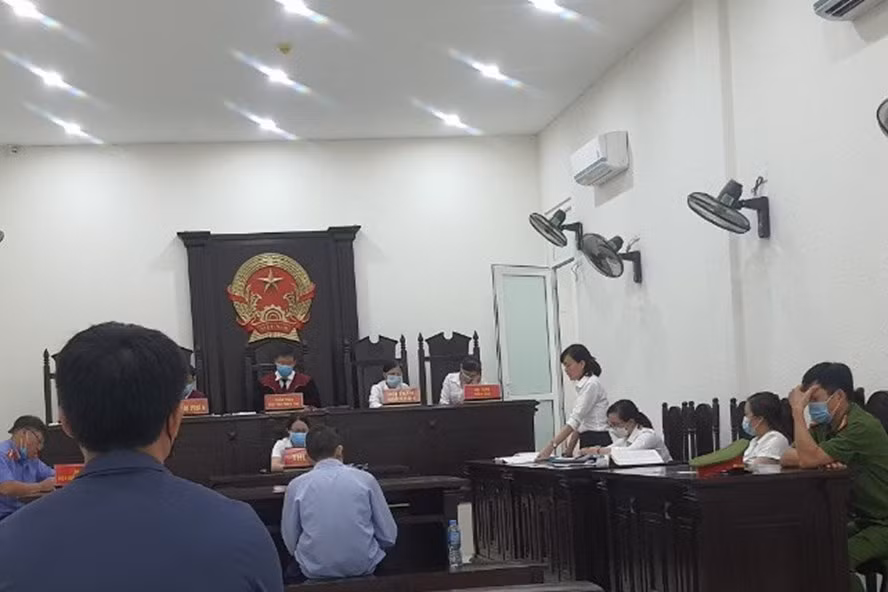 Luật sư bào chữa cho Nguyễn Quốc Khánh - bị cáo đâm chết bạn học cùng trường. Ảnh: V.Dũng