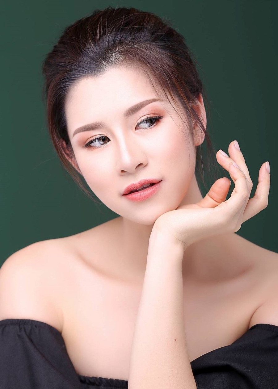 Dù có đi về muộn đến đâu Huyền Trang cũng không thể thiếu các bước tảy trang, làm sạch chăm sóc da mặt. Ảnh: NVCC