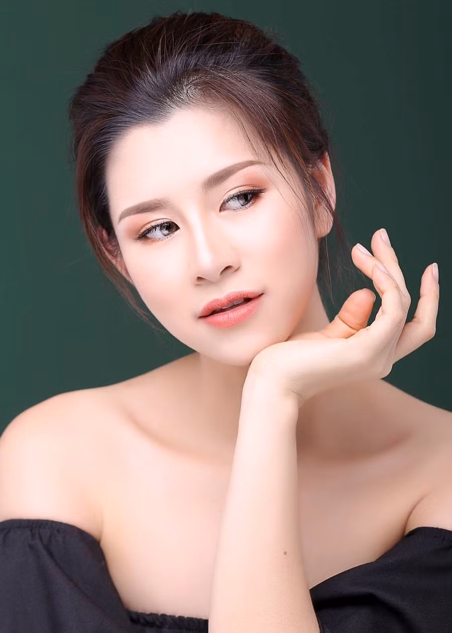 Dù có đi về muộn đến đâu Huyền Trang cũng không thể thiếu các bước tảy trang, làm sạch chăm sóc da mặt. Ảnh: NVCC