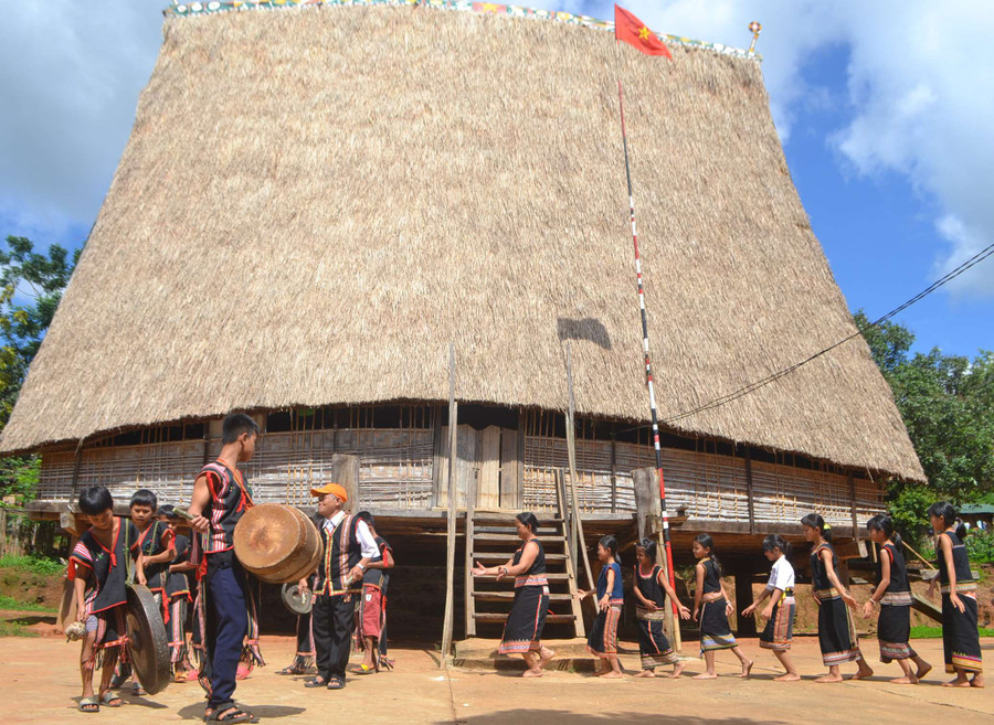 Đội cồng chiêng và múa xoang thiếu nhi của làng Kon Stiêu. Ảnh: V.N