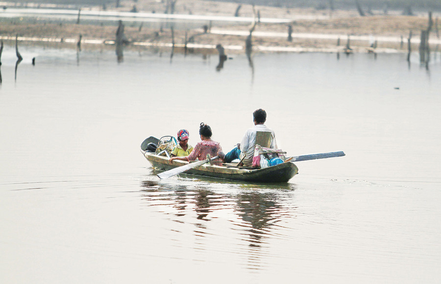 Một gia đình vô tư chèo thuyền trên lòng hồ Ayun Hạ để đi làm rẫy mà không trang bị áo phao. Ảnh: Văn Ngọc Một gia đình vô tư chèo thuyền trên lòng hồ Ayun Hạ để đi làm rẫy mà không trang bị áo phao. Ảnh: Văn Ngọc