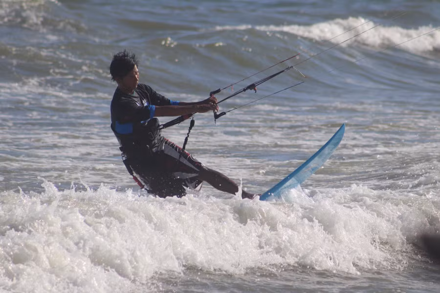 Hoạt động thể thao biển ở vùng xanh, vùng vàng được phép mở lại từ 24.10. Ảnh: Quế Hà