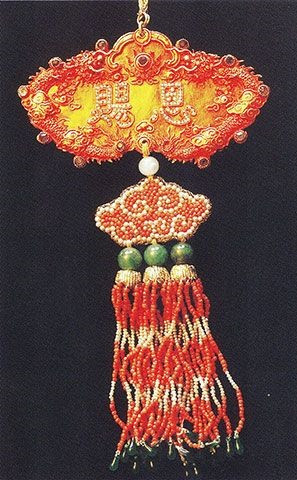 Kim khánh khắc hai chữ Hán “Ân tứ”, triều Đồng Khánh. Ảnh: Bảo tàng lịch sử Quốc gia Việt Nam Kim khánh khắc hai chữ Hán “Ân tứ”, triều Đồng Khánh. Ảnh: Bảo tàng lịch sử Quốc gia Việt Nam