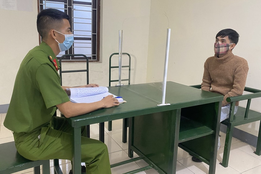 Đối tượng Phương tại cơ quan công an. Ảnh: CA Đối tượng Phương tại cơ quan công an. Ảnh: CA