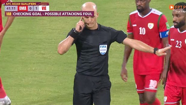 Trọng tài sử dụng VAR để xác định bàn thắng của tuyển Việt Nam.