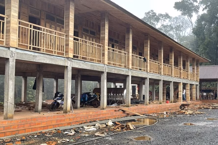 Trạm Quản lý bảo vệ rừng số 1 ở Đắk Nông ốp toàn bằng gỗ rừng. Ảnh: BL