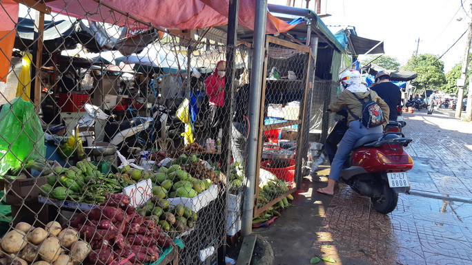 Nhiều người đứng bên ngoài mua hàng hóa