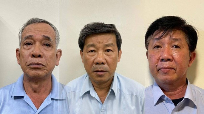 Các bị can Phạm Văn Cành (bìa trái), Trần Thanh Liêm (giữa), Nguyễn Thanh Trúc (bìa phải). Các bị can Phạm Văn Cành (bìa trái), Trần Thanh Liêm (giữa), Nguyễn Thanh Trúc (bìa phải)