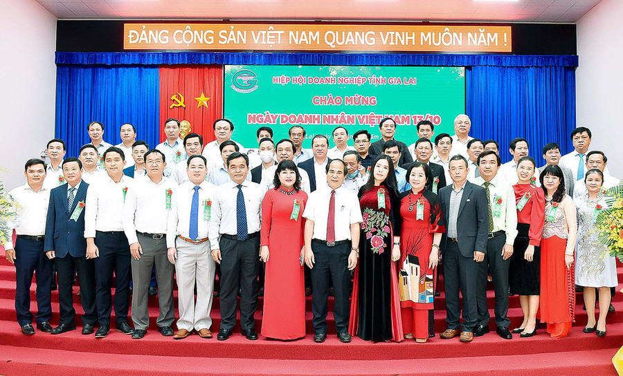  Ban Chấp hành Hiệp hội Doanh nghiệp tỉnh nhiệm kỳ 2021-2026 ra mắt nhận nhiệm vụ. Ảnh: Đức Thụy