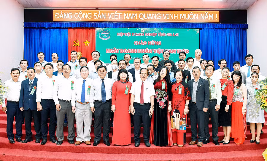  Ban Chấp hành Hiệp hội Doanh nghiệp tỉnh nhiệm kỳ 2021-2026 ra mắt nhận nhiệm vụ. Ảnh: Đức Thụy