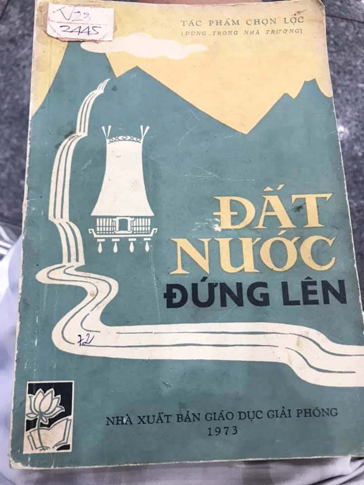 Bìa sách “Đất nước đứng lên” in năm 1973. Ảnh: Lê Hà