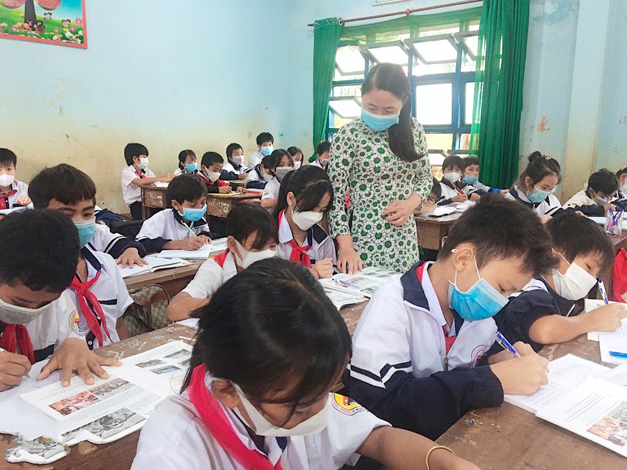 Bằng nhiều giải pháp thiết thực, các nhà trường quyết tâm không để học sinh bỏ học. Ảnh: Mộc Trà