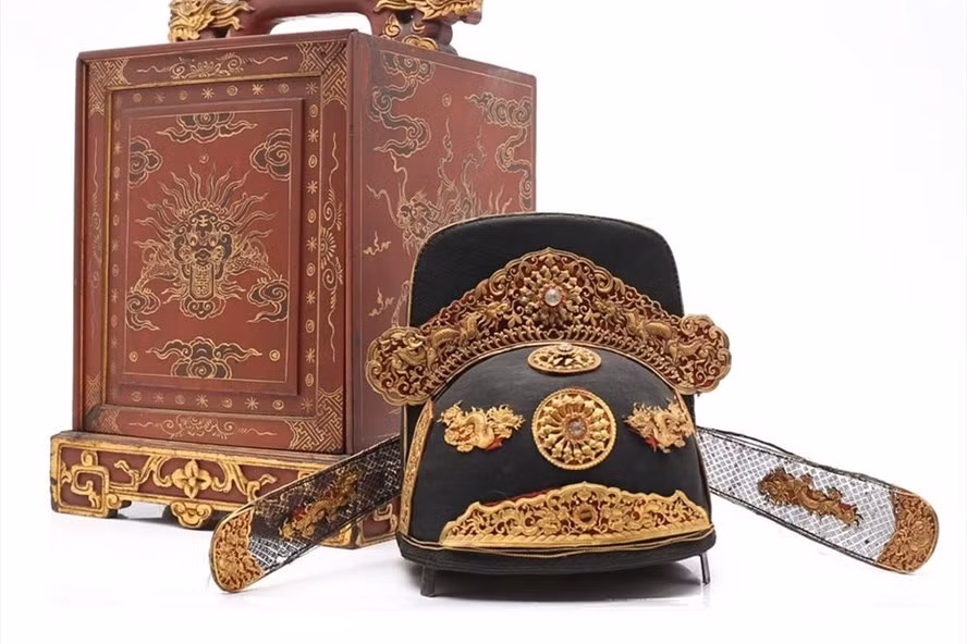 Chủ nhân mũ quan triều Nguyễn có giá 600.000 Euro này là một người Việt Nam. Ảnh: Ảnh INVALUABLE.COM.