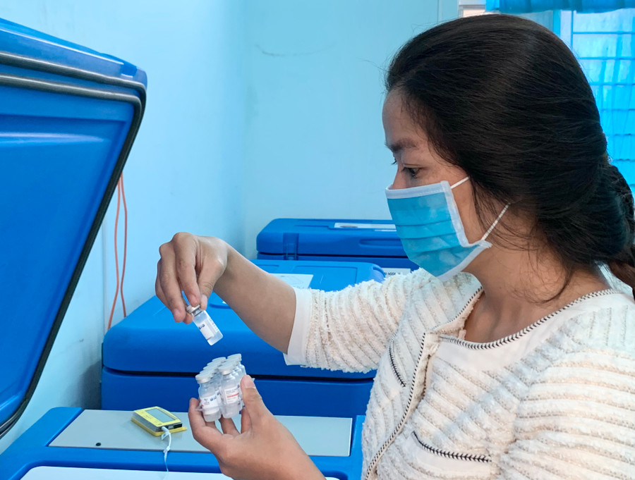 Đến nay Trung tâm Kiểm soát bệnh tật tỉnh Gia Lai đã tiếp nhận 100 ngàn liều vắc xin Vero Cell trong số 200 ngàn liều vắc xin do Viện vệ sinh Dịch tễ Tây Nguyên cấp. Ảnh: Như Nguyện
