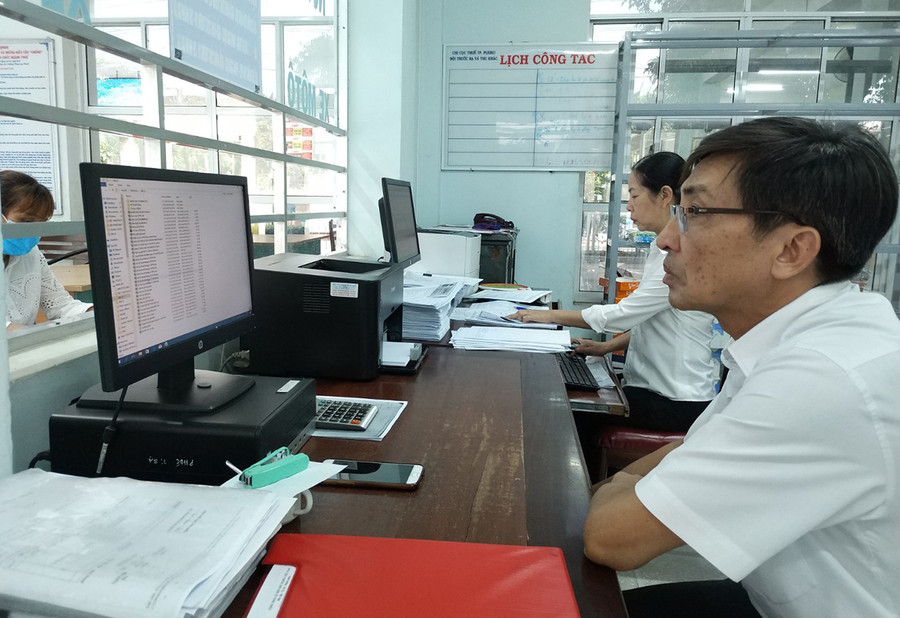 Cán bộ Chi cục Thuế TP Pleiku nâng cao tinh thần trách nhiệm, đạo đức công vụ trong thực hiện nhiệm vụ. Ảnh: Sơn Ca