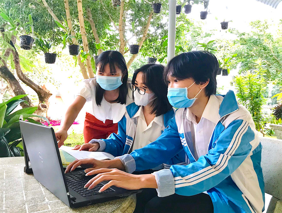 Cô Nguyễn Thị Diệu Hương trao đổi với 2 học trò Nguyễn Thị Tú Anh và Vũ Duy Đông để tiếp tục hoàn thiện ứng dụng học tiếng Jrai. Ảnh: Mộc Trà