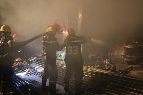 Lực lượng chức năng chữa cháy ở hiện trường Lực lượng chức năng chữa cháy ở hiện trường