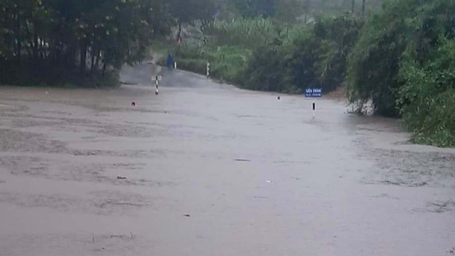 Cầu tràn bản 10 (xã Thanh, H.Hướng Hóa, Quảng Trị) bị nước nhấn chìm sáng 7.10. Ảnh: Thanh Lộc